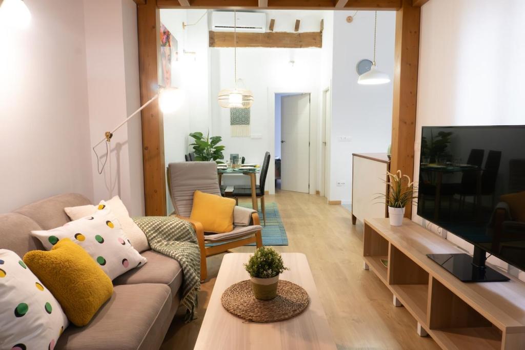 Una televisión o centro de entretenimiento en NUEVO bonito ático centro tradicional en Alicante Mercado Central