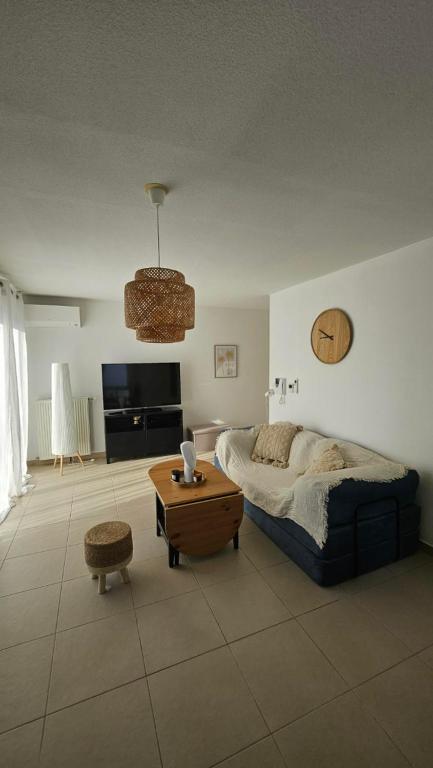 Charming 1 Bedroom Apartment with terrace air conditioning and private parking