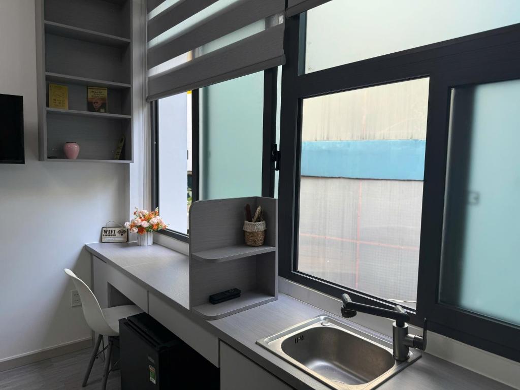 een keuken met een spoelbak en een raam bij Kai's house in Ho Chi Minh-stad