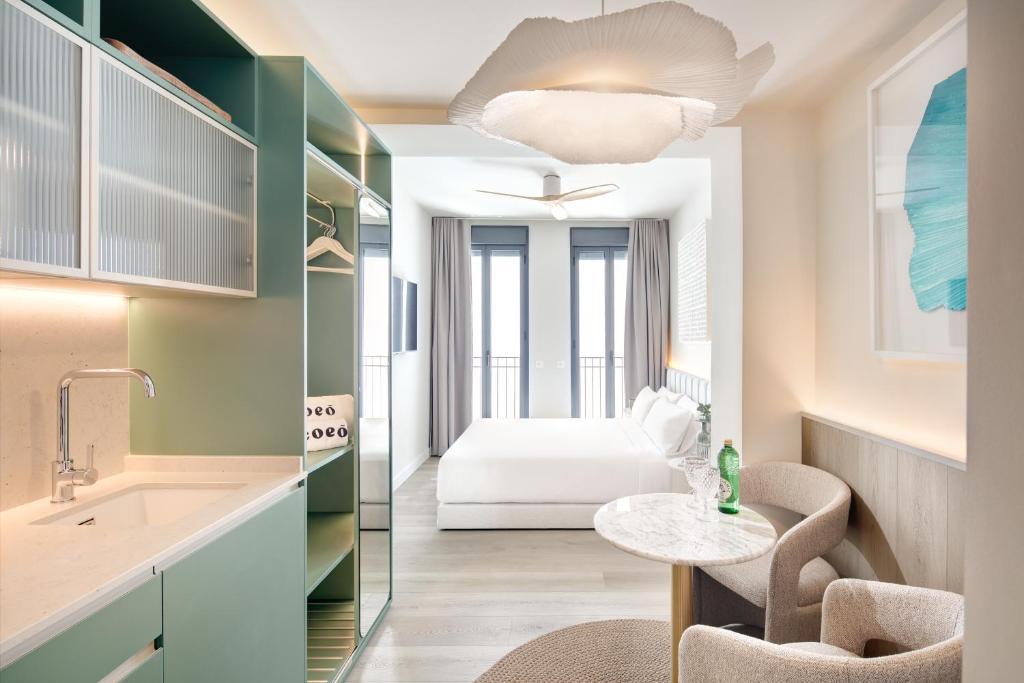 Giường trong phòng chung tại Coeo Frailes Design Apartments