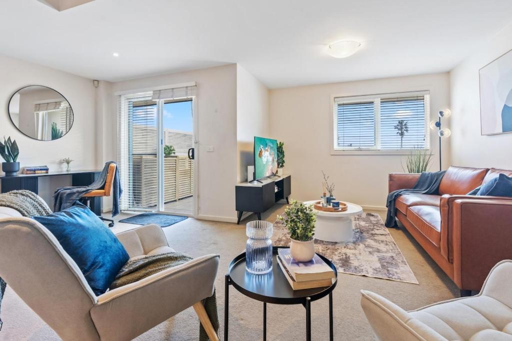 Ruang duduk di Supersized 2 bed in Central Bentleigh