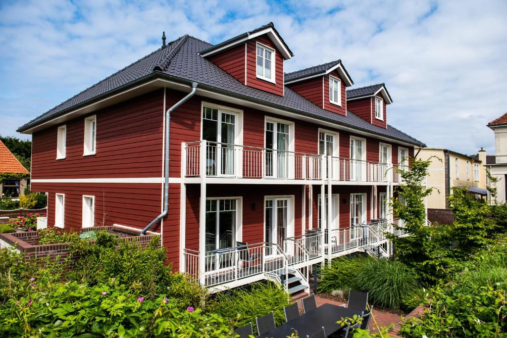 ヴァンガーオーゲにあるSchwedenhus 3 für 12 Personenの赤い大屋根