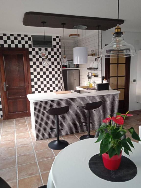 eine Küche mit Theke und zwei Barhockern in der Unterkunft LoftCalJoan in Deltebre