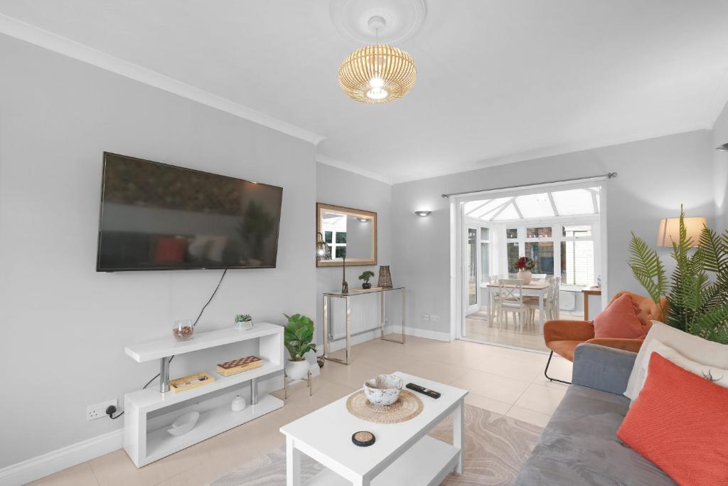 TV a/nebo společenská místnost v ubytování Keel Drive Modern 3-Bedroom, 2-Bathroom Home