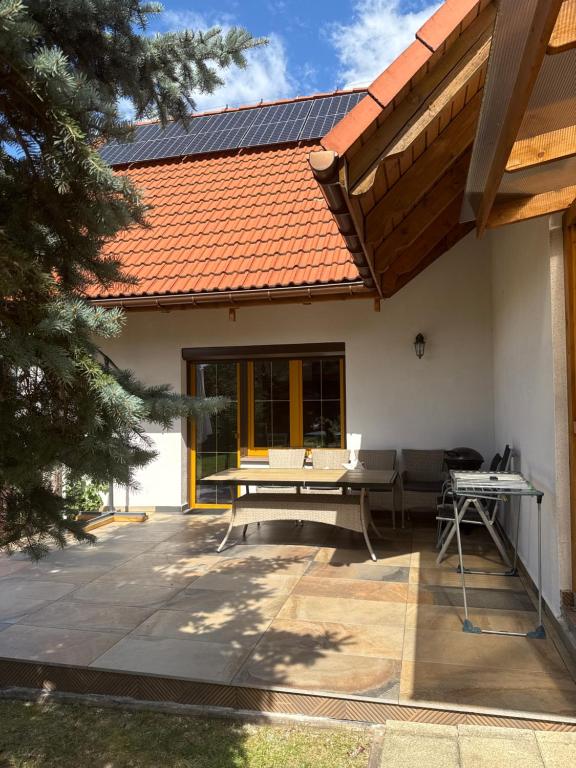 eine Terrasse mit einer Bank und einem Dach in der Unterkunft Cichy Zaułek Górki Wielkie in Górki Wielkie