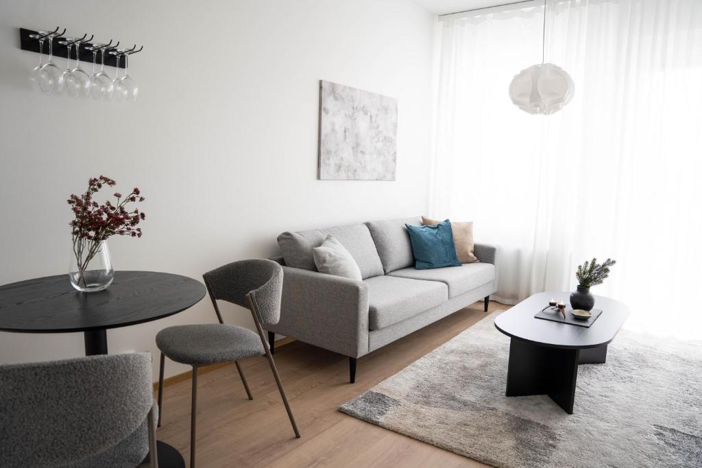 Posezení v ubytování Cozy Apartment With Sauna in the City Center - Lapnest