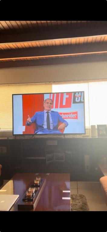 ein Fernsehbildschirm mit einem Mann mit Krawatte darauf in der Unterkunft Casa de 2 habitaciones, Santa Cruz Norte in Santa Cruz de la Sierra