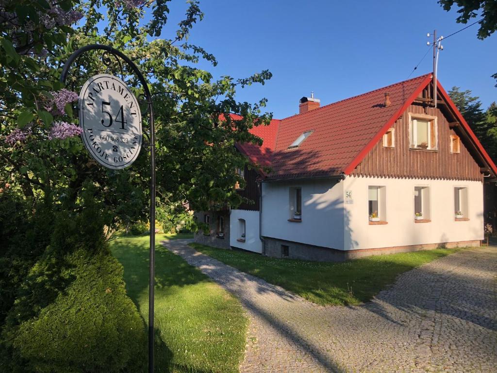 een gebouw met een klok voor een huis bij Apartamenty Gościnne 54 Szklarska Poręba in Szklarska Poręba