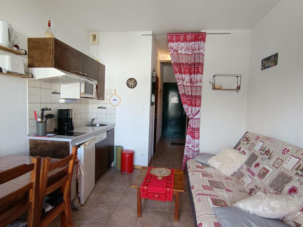 ein Wohnzimmer mit Couch und Küche in der Unterkunft Studio charmant 4 pers, vue montagnes, parking inclus - FR-1-445-206 in Montgenèvre