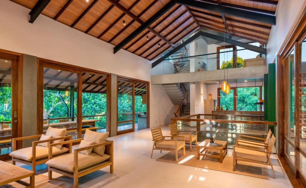 Φωτογραφία από το άλμπουμ του Modern 5BR BathTub MoviRoom RoofTop Cook NatureViews Ella Kandy Train σε Kandy