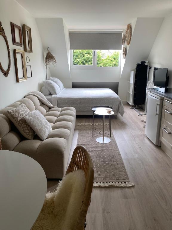 a living room with a couch and a bed at Appartement Buissant des Amorie! in Castricum