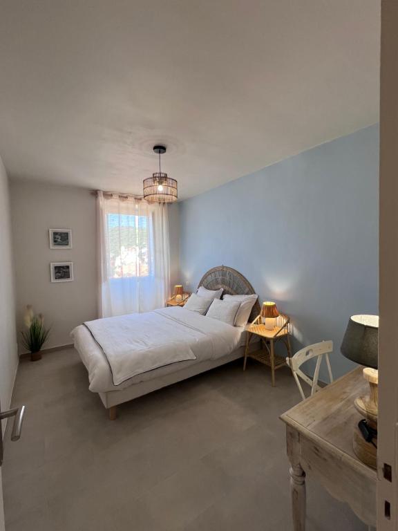 Ένα ή περισσότερα κρεβάτια σε δωμάτιο στο 55m2 de charme - Vue exceptionnelle églises & mer