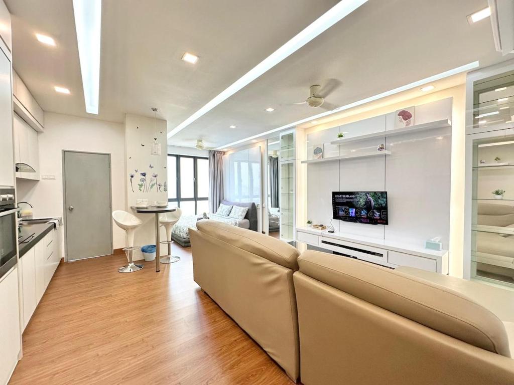 TV i/ili multimedijalni sistem u objektu SilkSky Homesuit -3 Pax, Near The Mines, Free Car Park, 200mbps WIFI, Netflix