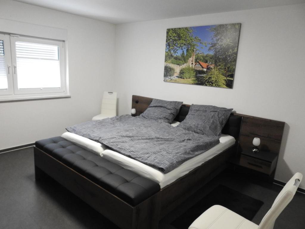 a bedroom with a bed and a picture on the wall at Ferienwohnung Am Fischerhof 10a Wernigerode in Wernigerode