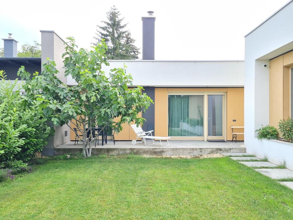 a house with a lawn in front of it at Füge-lak in Hajdúszoboszló