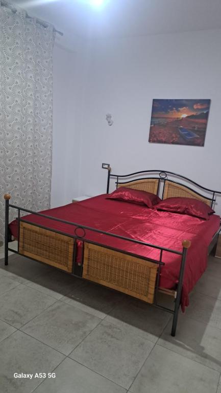 ママイア・ノルドにあるApartament zona Manara beachの赤い毛布がかけられたベッド