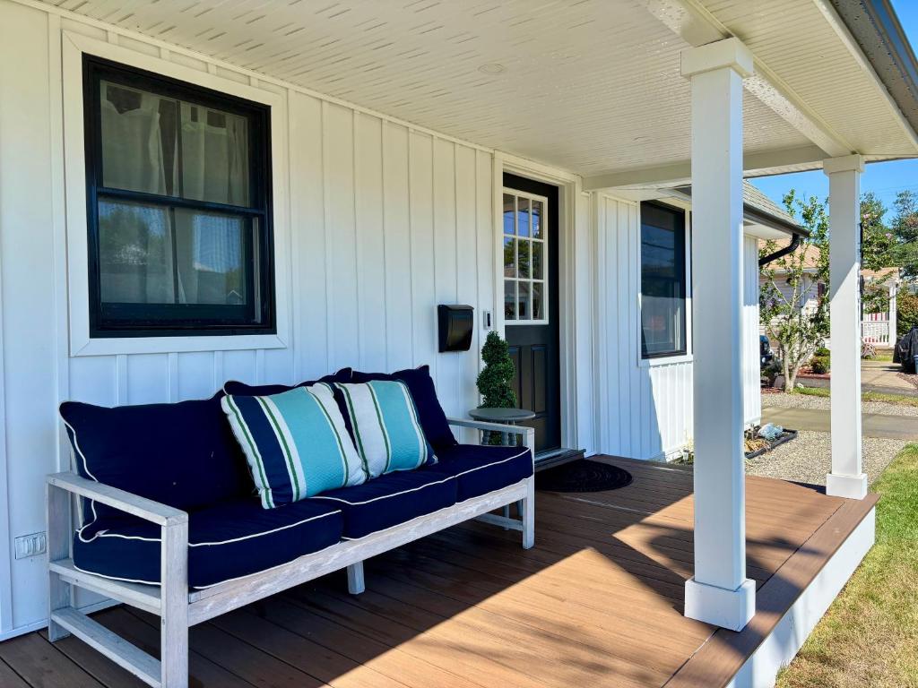 una veranda con un divano blu su una casa di Bright, Stylish 2BR, 2 Bath Near Beach with Outdoor Shower a Belmar