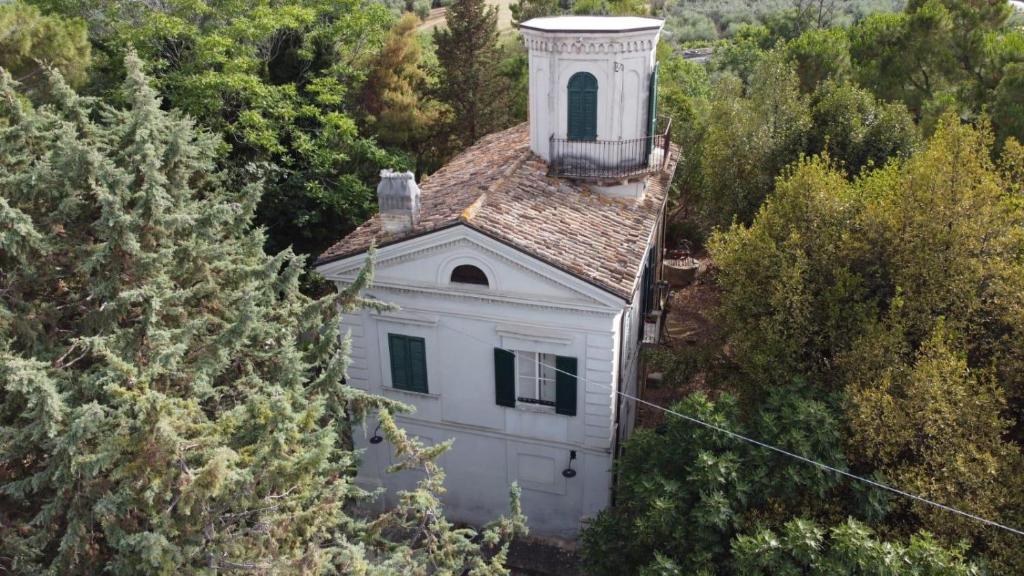 a small white building with a tower on top of it at Appartamento piano terra Villa Lanza in Casalbordino