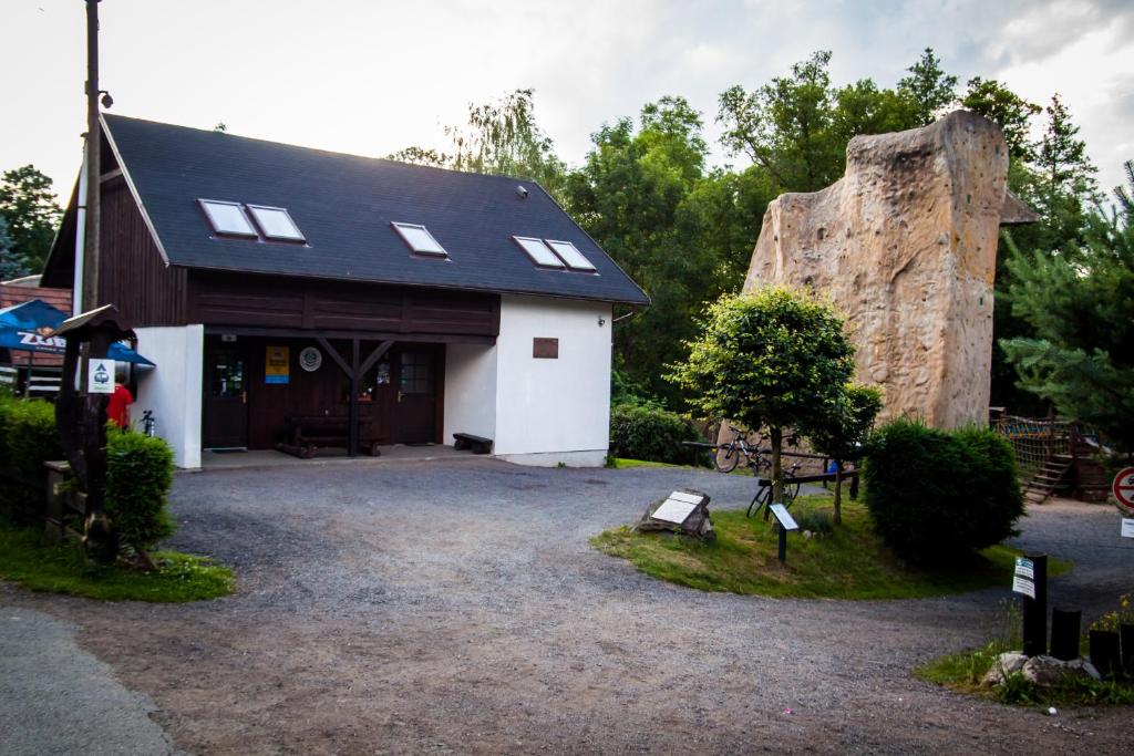 um pequeno edifício branco com um telhado preto em Turisticka ubytovna Cakle em Ústí nad Orlicí