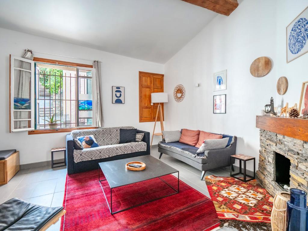 a living room with a couch and a fireplace at Appartement à 100m de la plage dans le quartier historique in Collioure