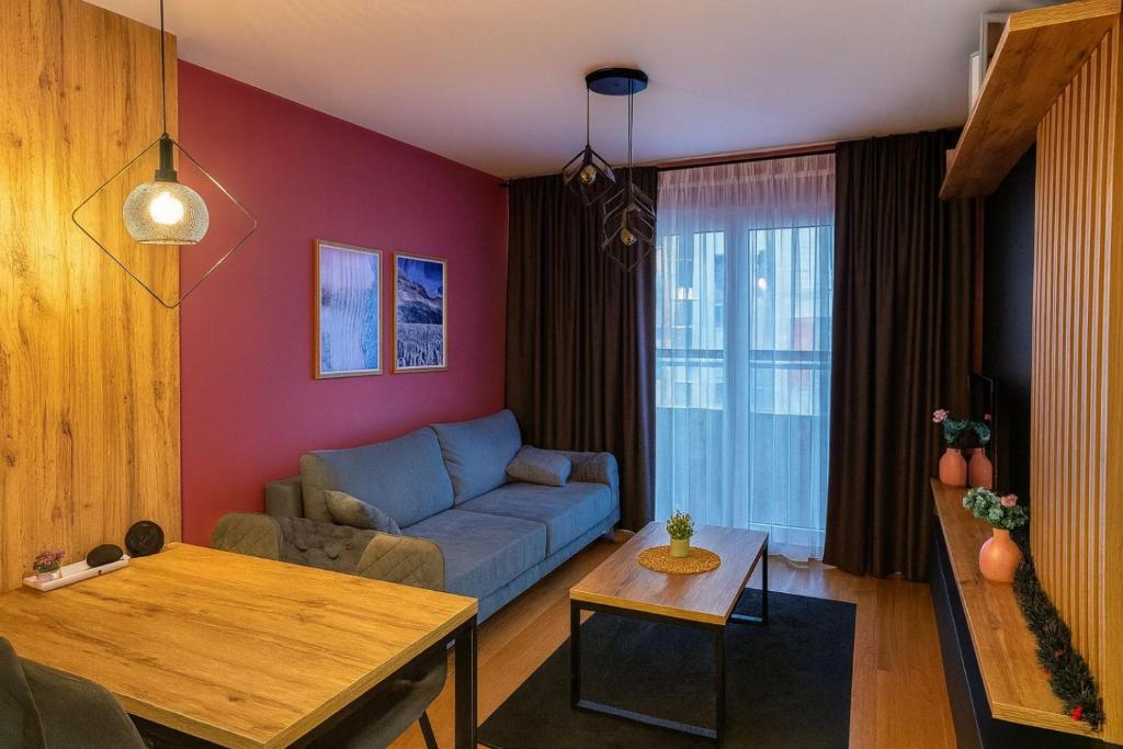 a living room with a couch and a table at Apartmani Sestosed-Snezna Dolina in Jahorina