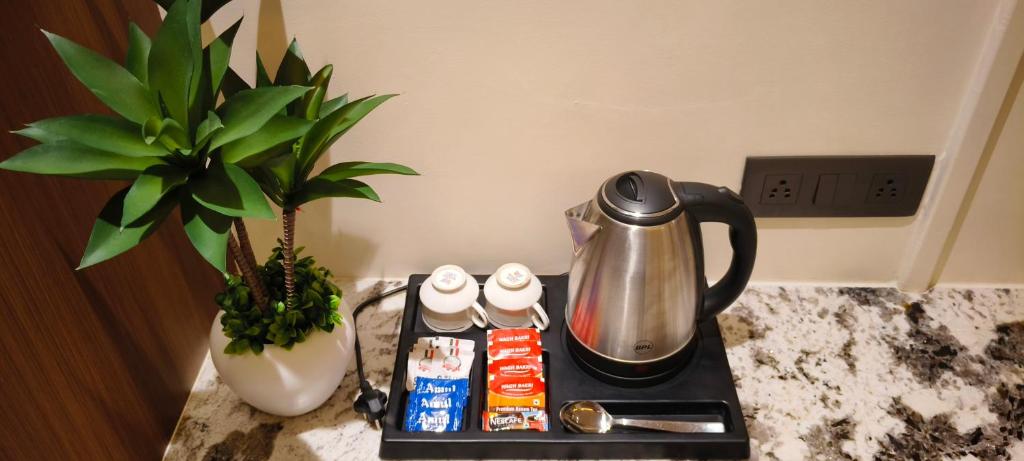 Tetera y cafetera en Hotel Shlok Inn