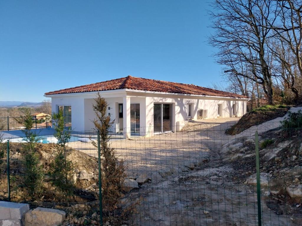 Το κτήριο όπου στεγάζεται  η βίλα