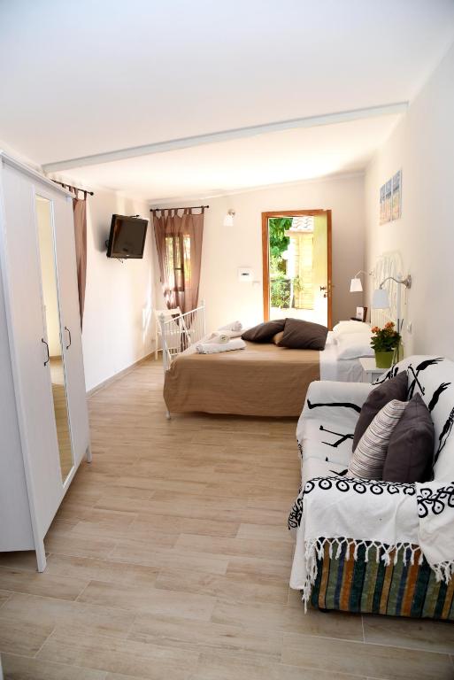 sypialnia z 2 łóżkami i łóżkiem w obiekcie Agriturismo San Leonardo w mieście Centola