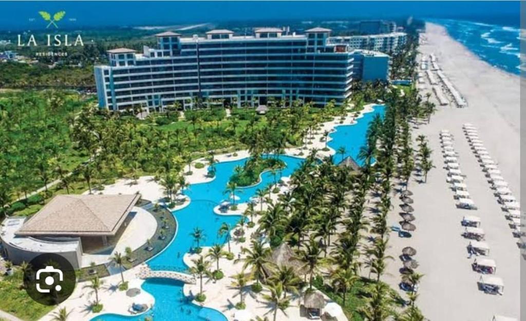 an aerial view of the resort and the beach at Hermoso departamento Acapulco in Acapulco