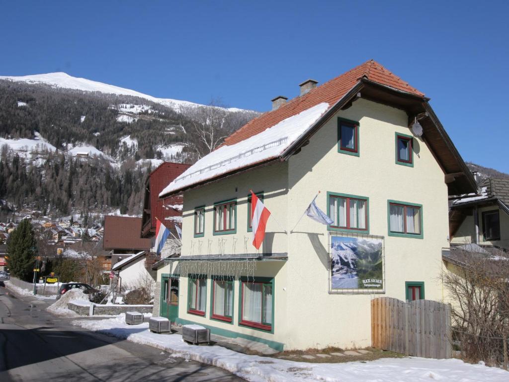 un edificio con banderas en la nieve en Apartment in St Michael near Ski Slopes, en Sankt Michael im Lungau