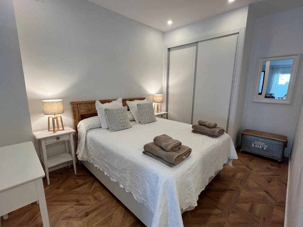 Ένα ή περισσότερα κρεβάτια σε δωμάτιο στο Casa Bella Suites - A stunning new entire apartment in an central location, Close to the beach