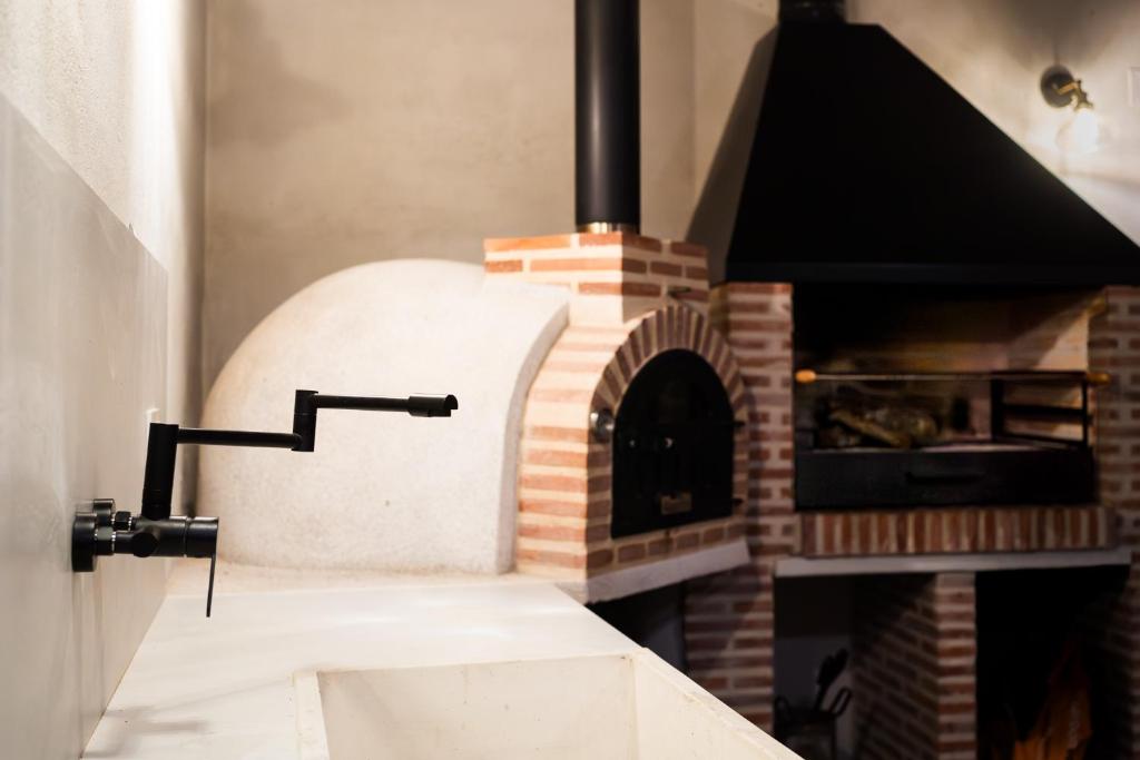ein Steinofen mit einer Pizza darin in der Unterkunft El Corral de Cayetana in Valdemierque