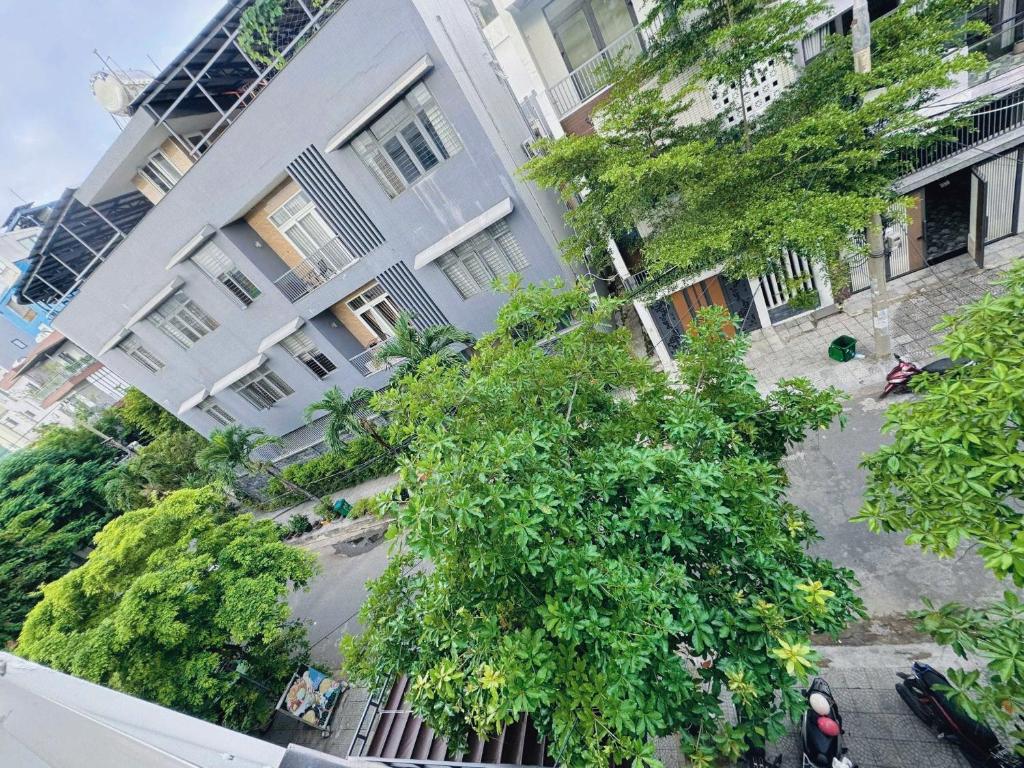 une vue sur un bâtiment et un arbre dans l'établissement Lona Home & Aparment, à Đà Nẵng