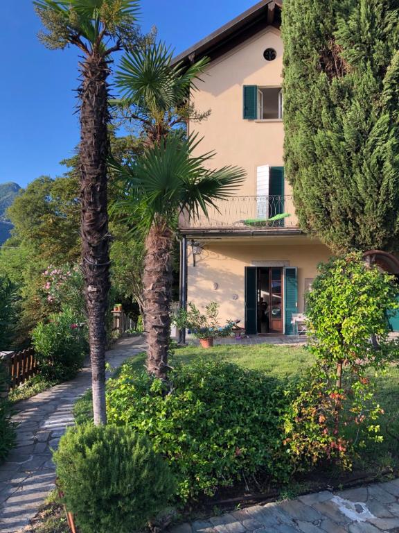 a house with palm trees in front of it at Magnifica villa di fine '800 in Blevio