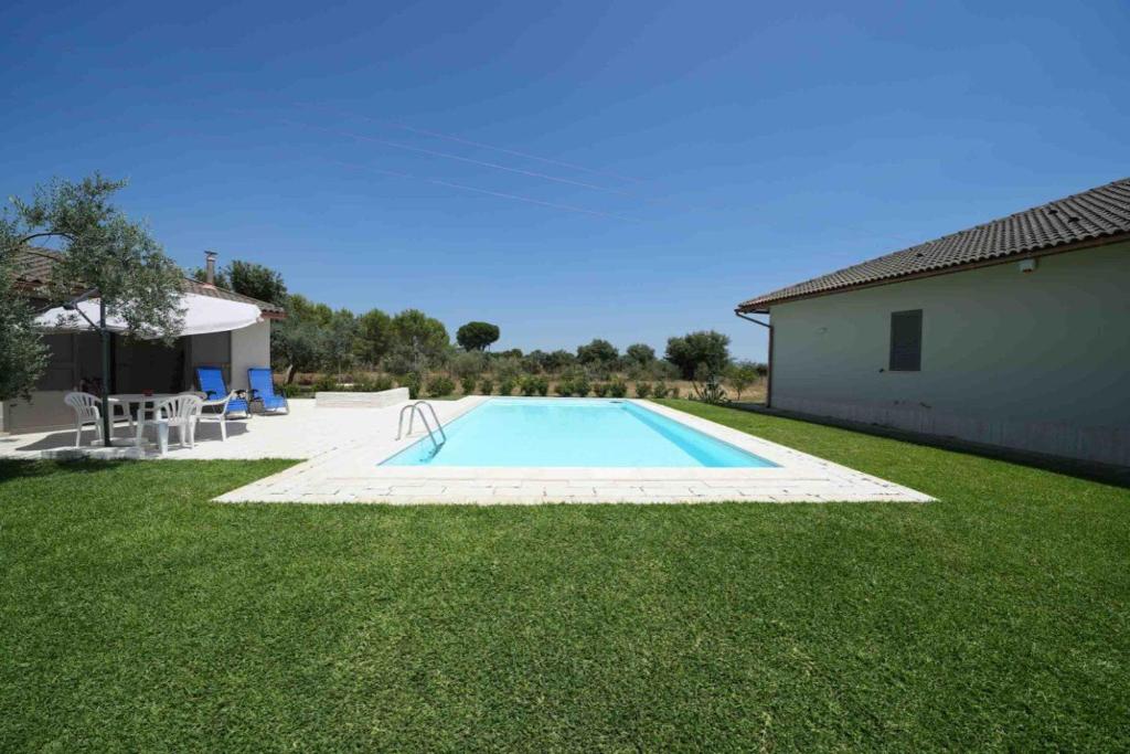 Bazén v ubytování Accogliente villa con piscina nebo v jeho okolí