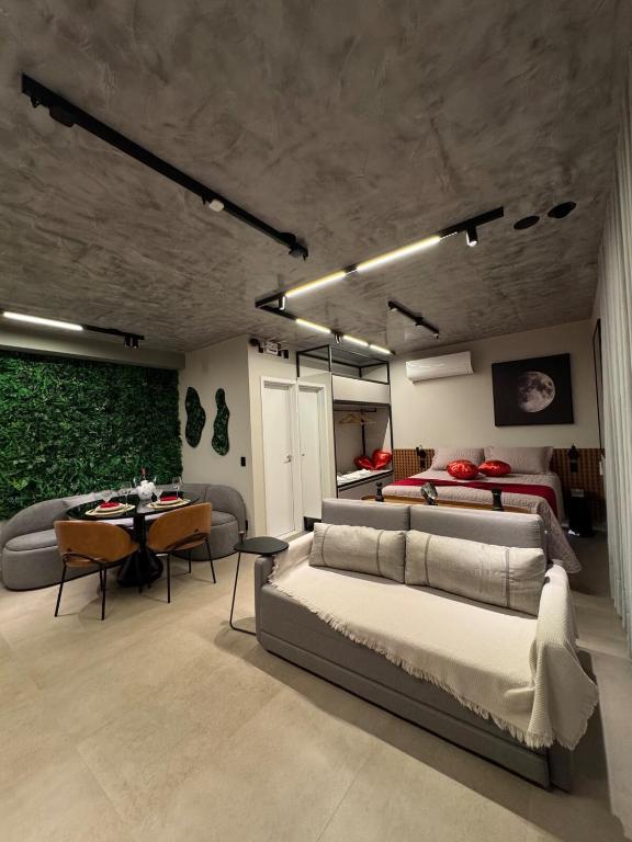 - un salon avec un canapé et une chambre dans l'établissement Studio Luxuoso no ID Vida Urbana Inteligente mais Alexa, à Goiânia