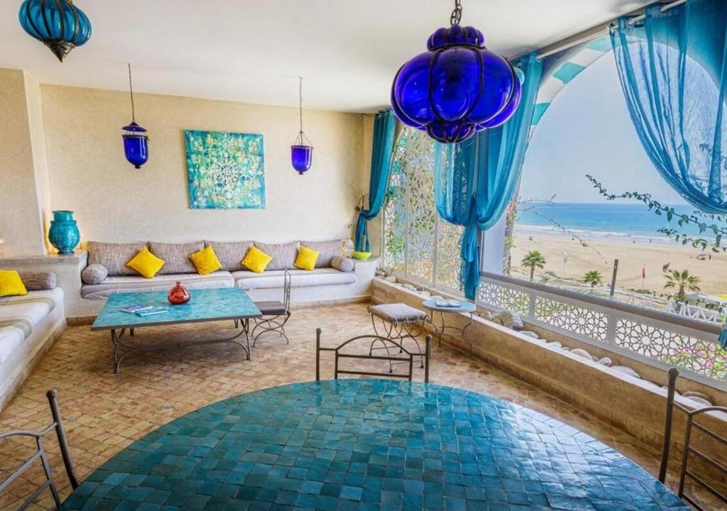 ein Wohnzimmer mit Sofa und Tisch in der Unterkunft Dar Mogador Sun near Taghazout - Surf, Sea, colorful village in Taghazout