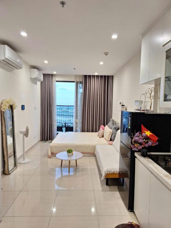a large living room with a bed and a couch at Mei home in Kon Rung (1)