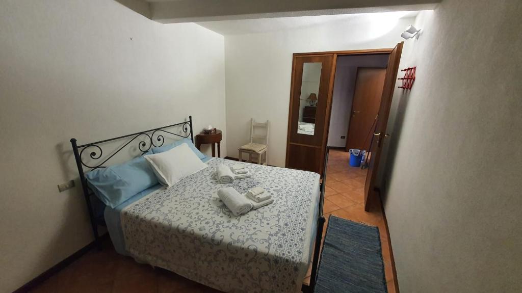 a bedroom with a bed with two towels on it at Villa Dionisia - Casa Vacanze in Colico