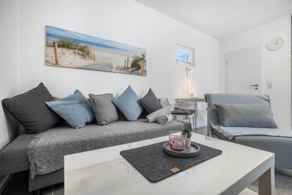 una sala de estar con un sofá y una mesa en Ferienwohnung Heide II, en Walsrode