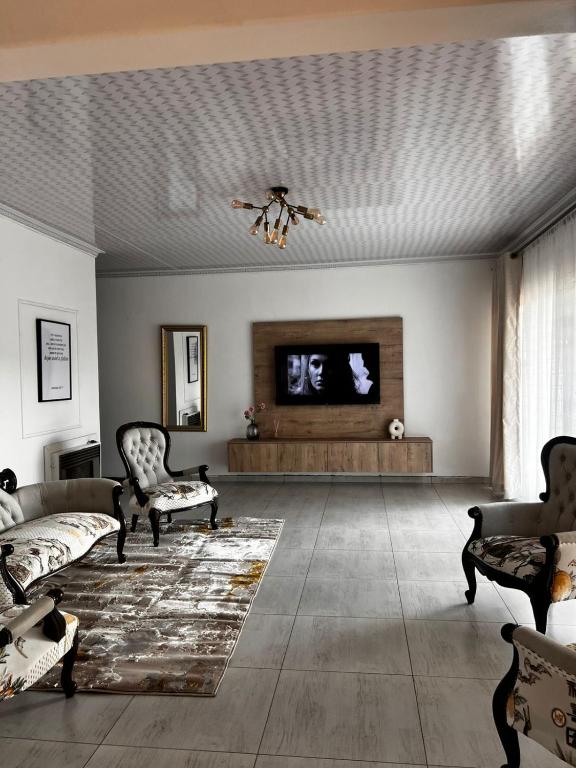 Televisyen dan/atau pusat hiburan di Luxury Airport Flatlet