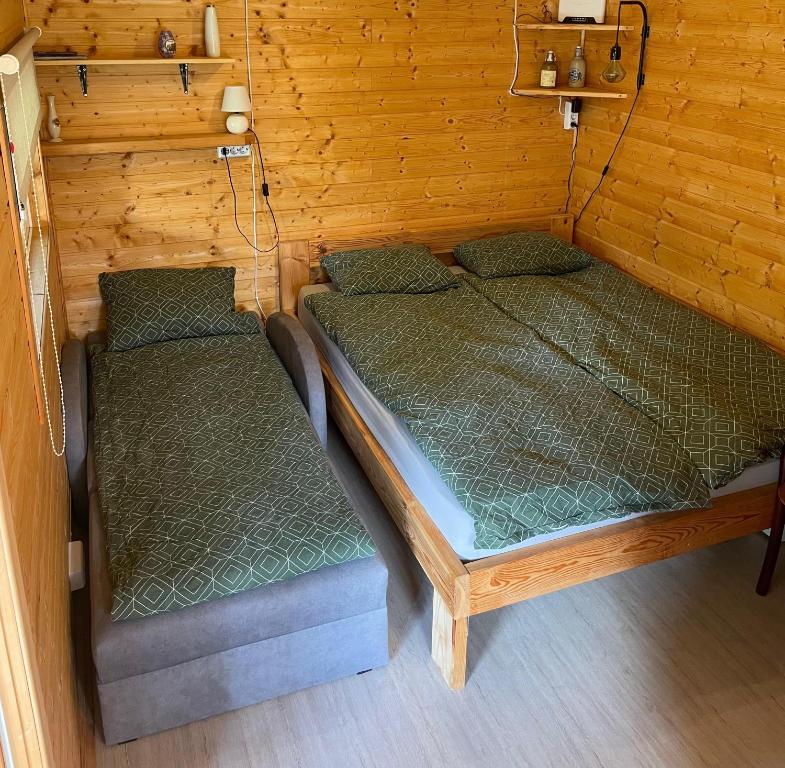 SaunagsにあるLĪVRĀNDA, Camping, Saunags ,Kolkaの部屋にある2つのベッドの俯瞰図