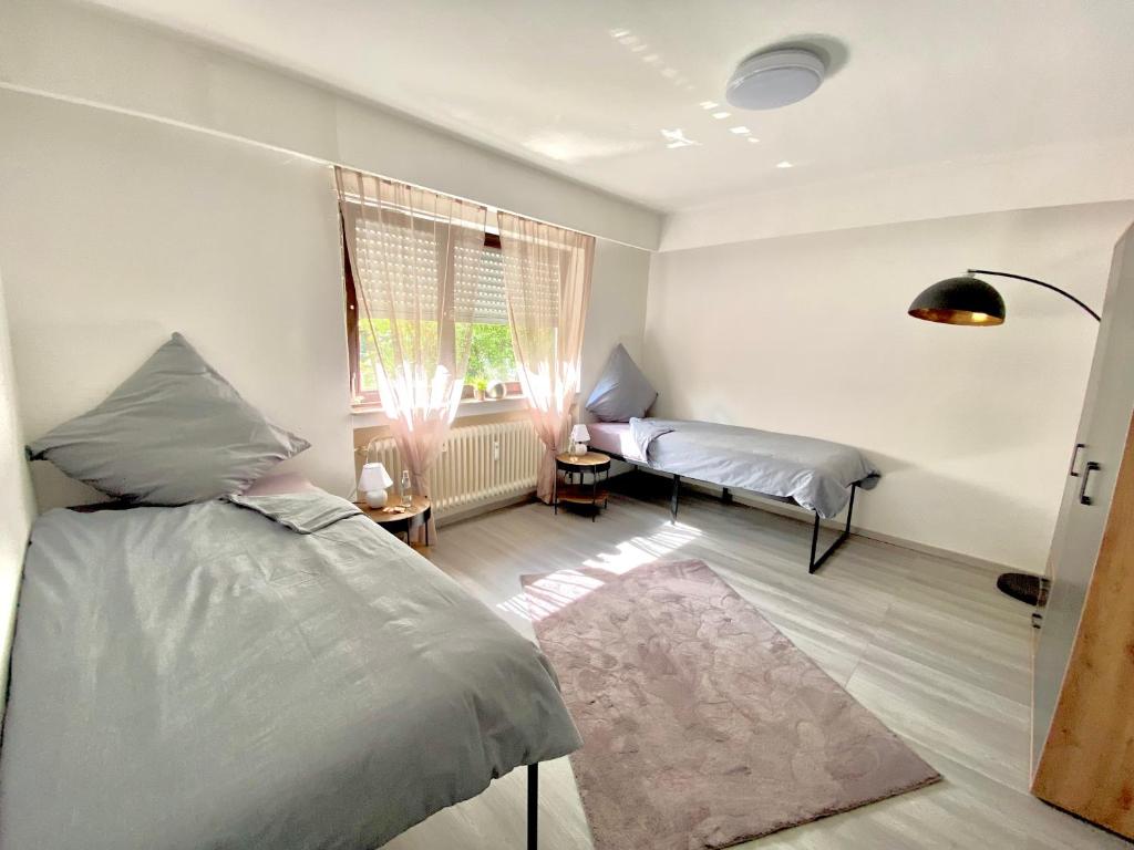 艾兴策尔Barock Living Fulda的一间带床、沙发和窗户的卧室