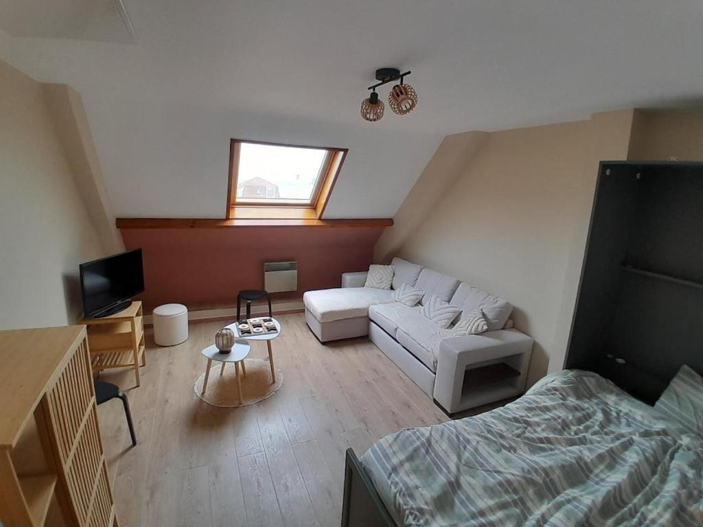 キュクにあるAppartement Stella plageのソファとベッドのあるリビングルーム