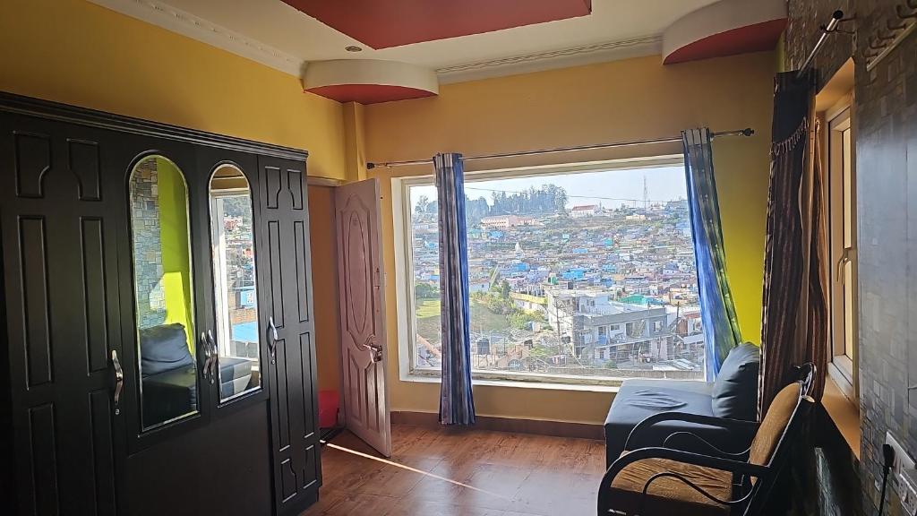 Stay Awhile Cottages في أوتي: غرفة مطلة على المدينة من النافذة