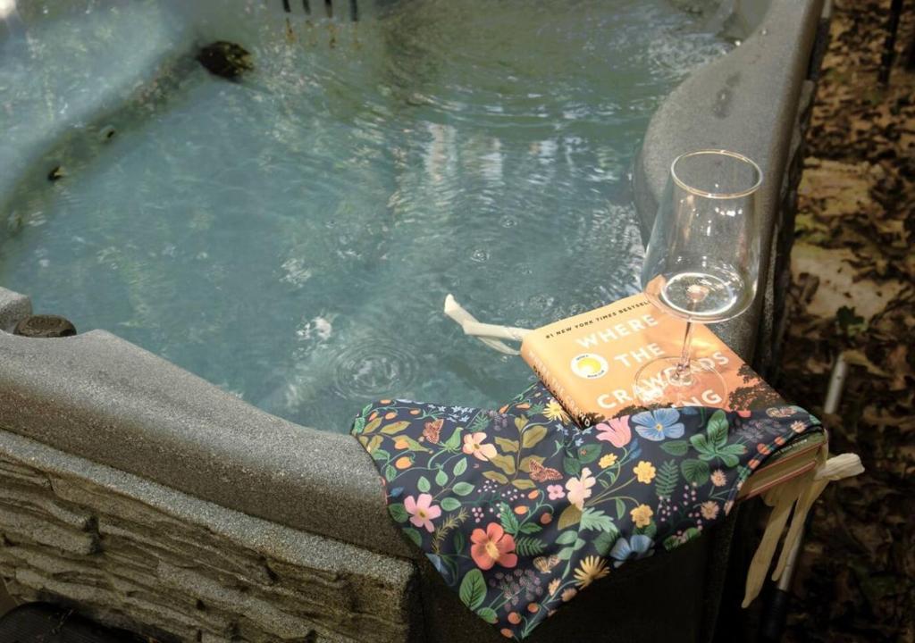 Galería fotográfica de Cabin in the Woods - Hot Tub, Fire Pit, BBQ en Mentone