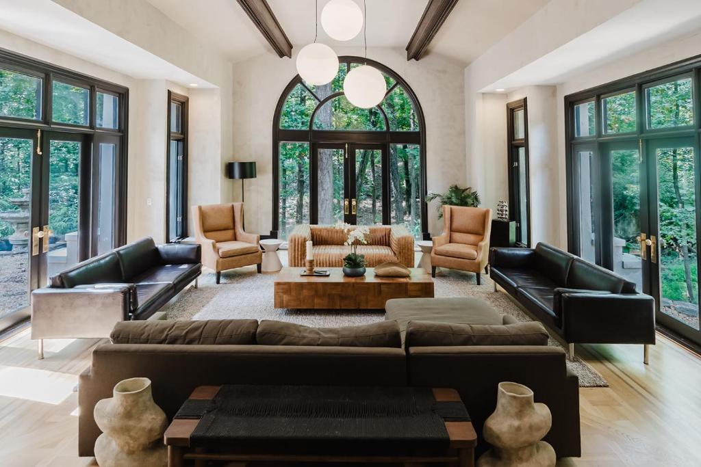 アトランタにあるPaces Palazzo--a Buckhead Mansionのソファとテーブルのあるリビングルーム