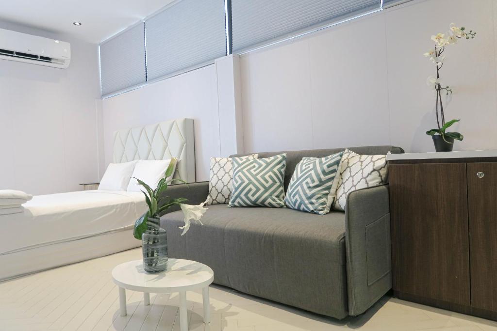 Giường trong phòng chung tại Comfy Studio 2 by Ong Realty