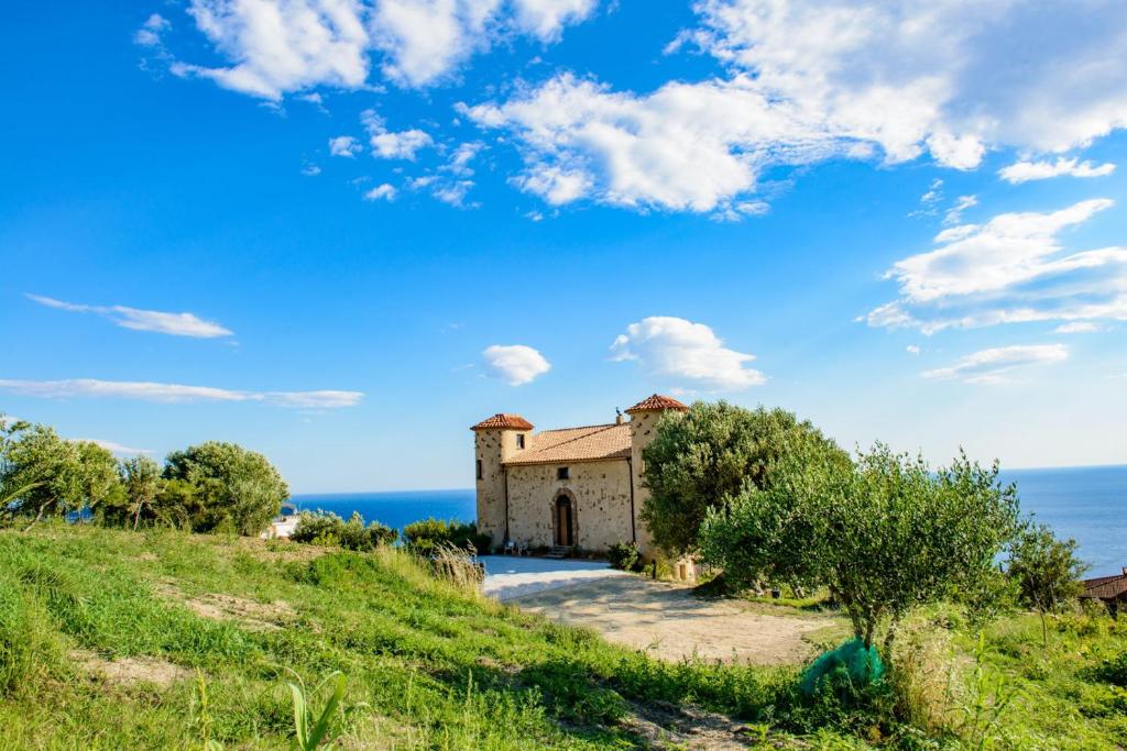 an old house on a hill near the ocean at Donna Giulia in Caprioli