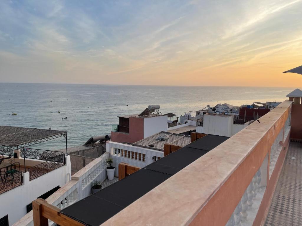 Meerblick vom Dach eines Gebäudes in der Unterkunft Résidence Taghazout Oufella by Surf Times in Taghazout